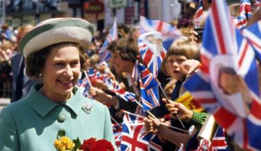  Elizabeth II : après soixante-dix ans d’un règne hors du commun, la souveraine laisse une empreinte durable sur la monarchie (Le Monde)