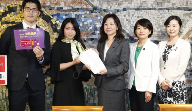Civic group members (L) submit a petition requesting more female representation among parliamentary candidates to ruling party lawmaker Seiko Noda (C) on Oct. 8 in Tokyo. (Kyodo)