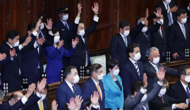 Japanese Prime Minister Fumio Kishida, center in the back row, and other lawmakers raise their hands in a customary "banzai," after the dissolution of the lower house was announced at the Diet in Tokyo on Oct. 14, 2021. (Mainichi/Kota Yoshida)