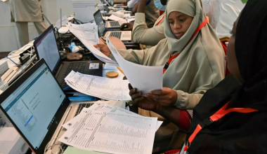 Les responsables de la Commission électorale nationale indépendante du Niger compilent les résultats de l'élection présidentielle et législative au Palais des Congrès de Niamey le 29 décembre 2020. AFP - ISSOUF SANOGO