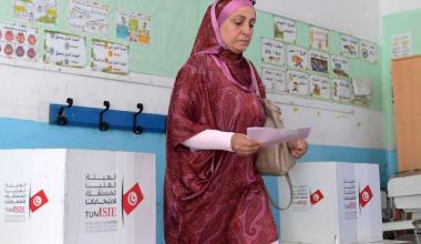 مناصرة المشاركة السياسية للنساء في تونس تحد من هيمنة الرجال