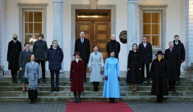 رئيسة إستونيا وإلى يمينها رئيسة الوزراء مع أعضاء الحكومة الجديدة (رويترز)