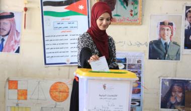 مواطنة تقترع في الانتخابات النيابية السابقة بمادبا-(تصوير: محمد مغايضة)
