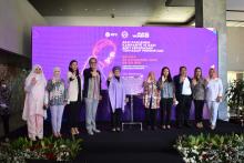 Ten signers of the declaration representing the Women’s Parliamentary Caucus, the House of Regional Representatives, and eight party fractions of Indonesian parliament committed to ending violence against women in politics in the country (UN Women)