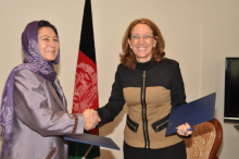 LA MINISTRE AFGHANE DE LA CONDITION FEMININE, HUSSN BANU GHAZANFAR ET L'ADMINISTRATRICE ASSOCIEE DU PNUD, REBECA GRYNSPAN, SIGNE UN NOUVEAU PROJET POUR L’EGALITE ENTRE LES SEXES, A KABOUL. (PHOTO: PNUD)