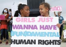 Malgré leur rôle de premier plan dans l’action militante, les femmes et les filles se heurtent à des obstacles (ONU Droits de l’homme)
